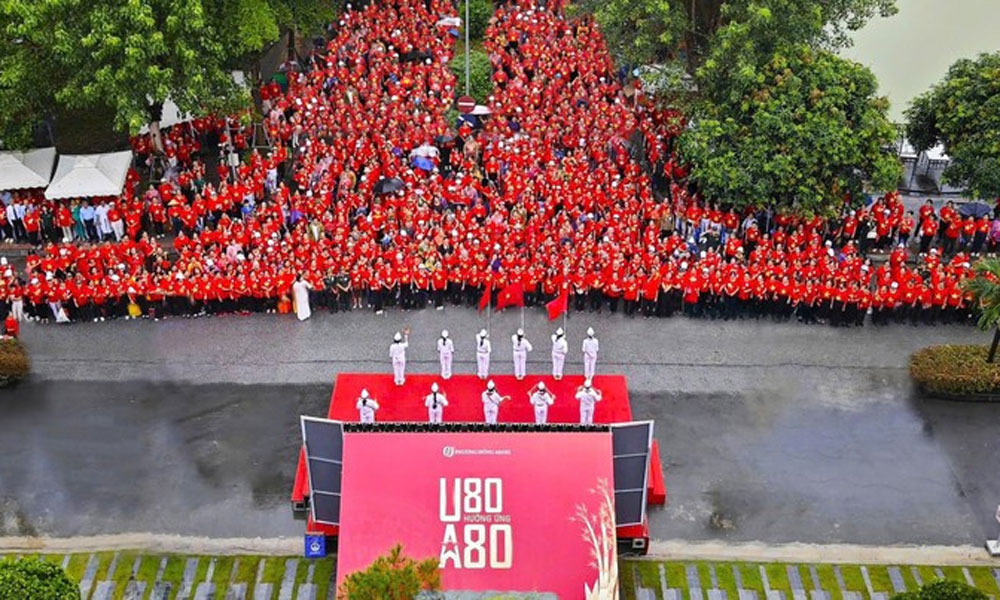 Over 1,300 elderly people sing National Anthem to mark 80th anniversary of National Day