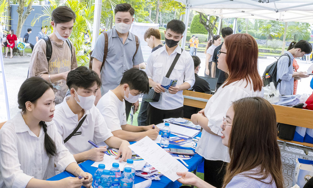 Luxshare-ICT offers hiring bonuses to attract new workers