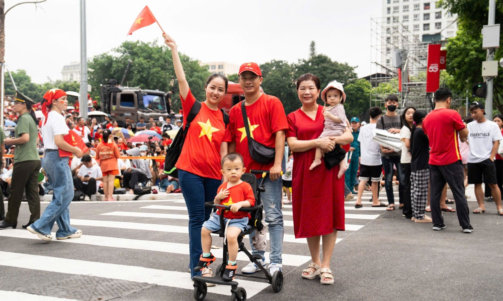 Ha Noi to distribute cakes and water to people watching parade marking National Day