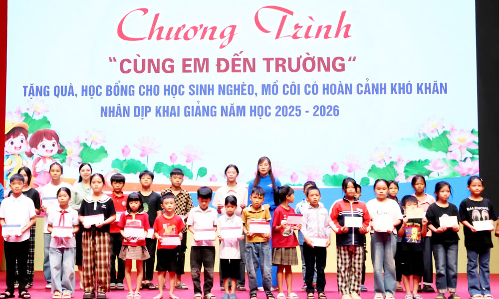 512 gifts presented to disadvantaged students in Hiep Hoa