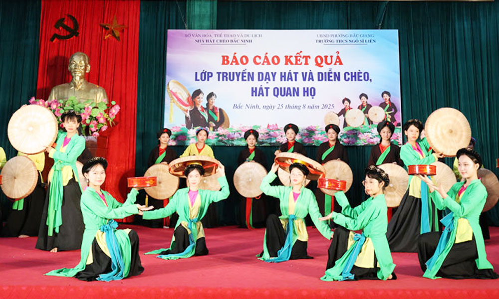 Teaching Quan Ho singing and Cheo performance to Bac Ninh students
