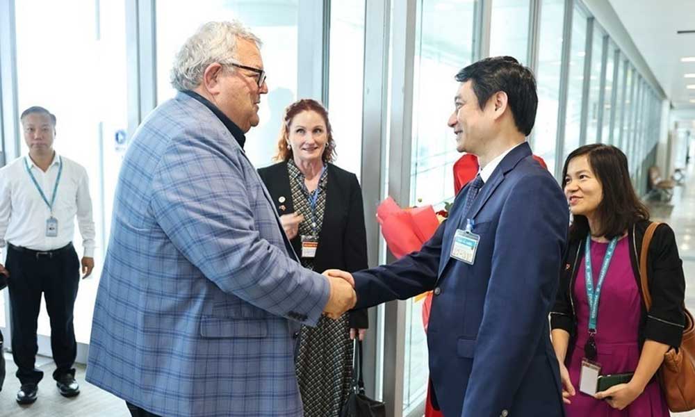 New Zealand Parliament Speaker arrives in Hanoi, beginning official visit to Vietnam