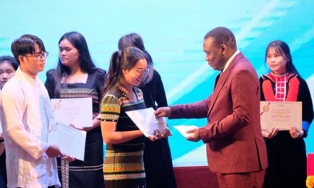 Vallet scholarships awarded to 155 standout students in central Vietnam