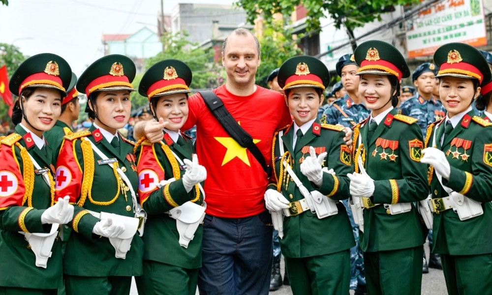 From Koeln to Hanoi: German man’s deep love for Vietnam’s parades