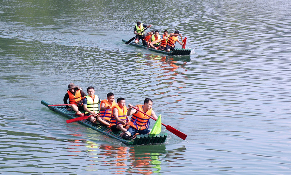 Traditional bamboo raft race highlights Duong Huu’s Independence Day celebrations