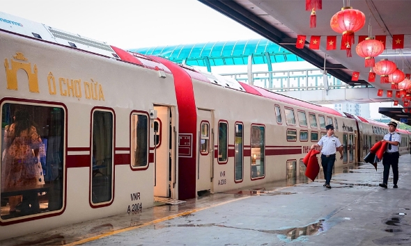 Hanoi Train begins official operation, offering tourists unique travel ...