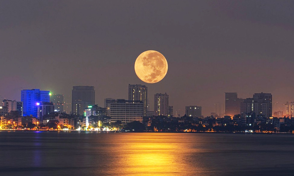 'Blood Moon' rises across Asia during total lunar eclipse