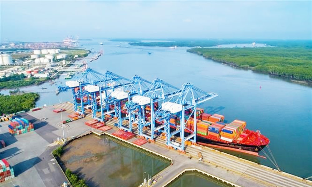 Vietnam accelerates industrial restructuring, targets major logistics hub