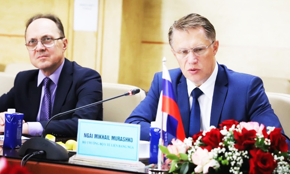 Russian health minister saves passenger during flight to Hanoi