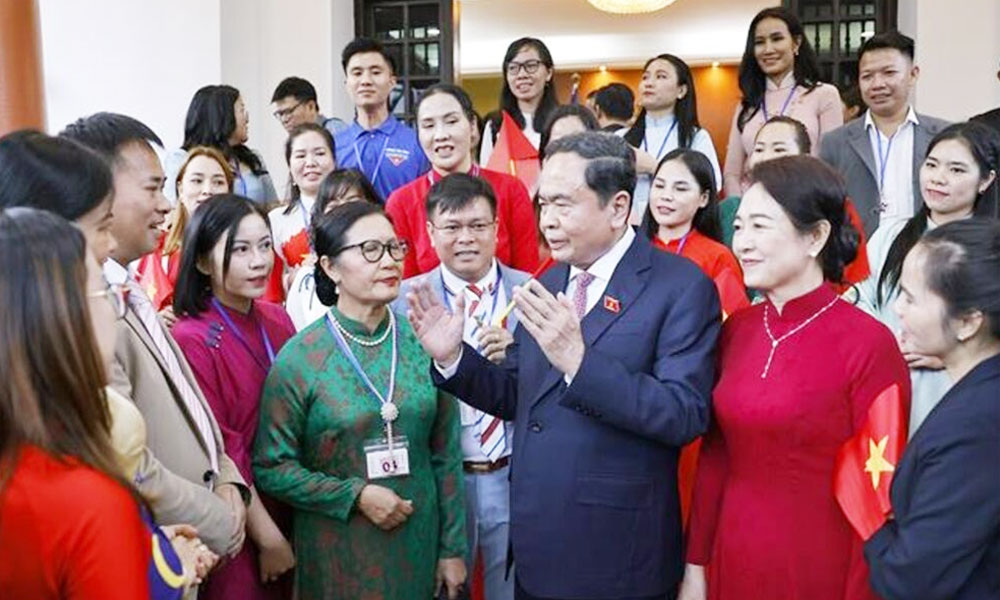 NA Chairman meets Vietnamese community in Malaysia