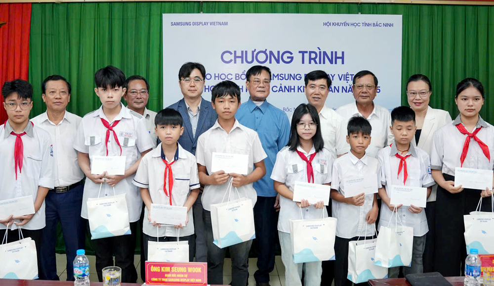 Samsung Display awards 100 scholarships to disadvantaged students in Bac Ninh