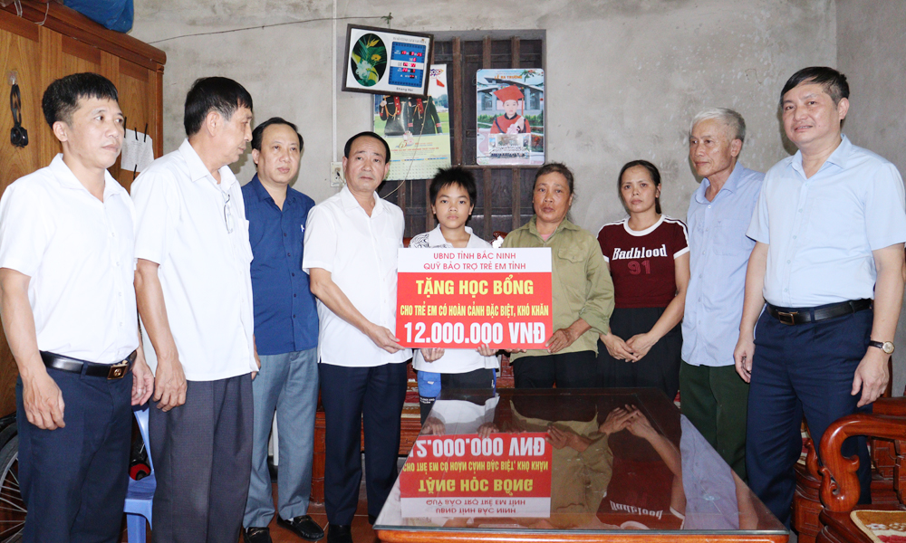Bac Ninh holds gift-giving activities for children and workers during Mid-Autumn Festival