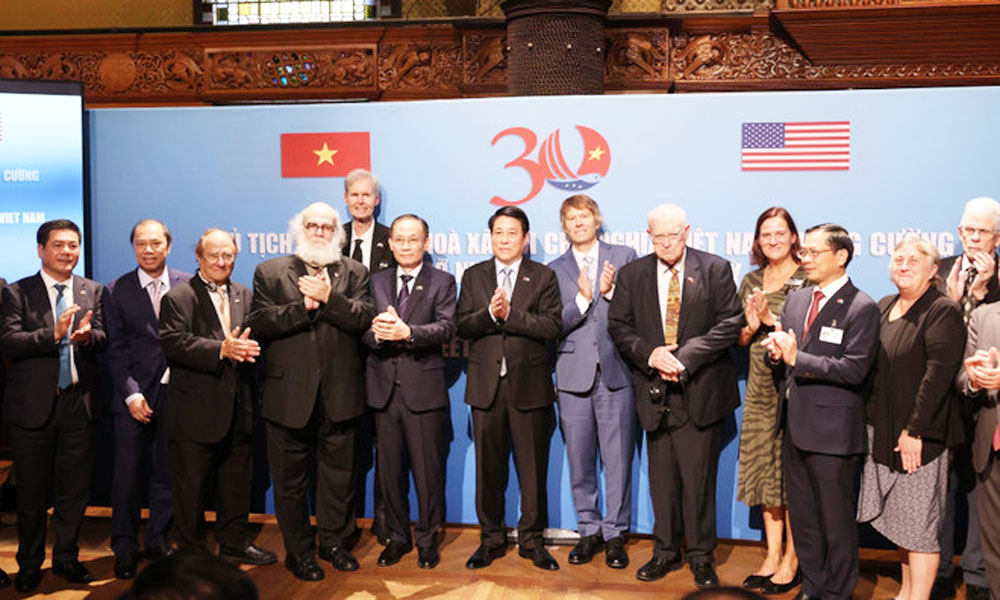 Vietnam always bears in mind valuable support of peace-loving Americans: State President