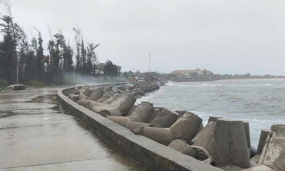 Typhoon Ragasa weakens, set to hit northern Vietnam with strong winds and heavy rain