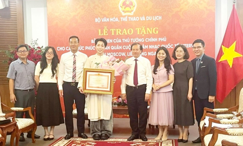 Nguyen Duc Phuc receives Prime Minister’s certificate of merit for winning international singing contest