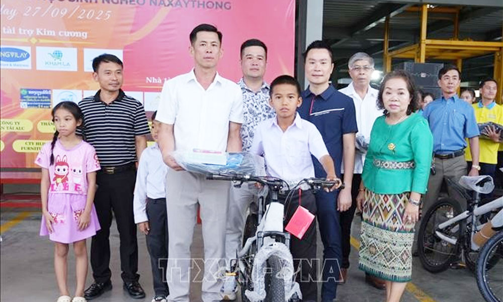 Vietnamese enterprises support Lao children’s schooling