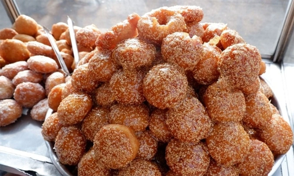 Vietnam's fried bananas, banh cam doughnut make global 100 best sweets list