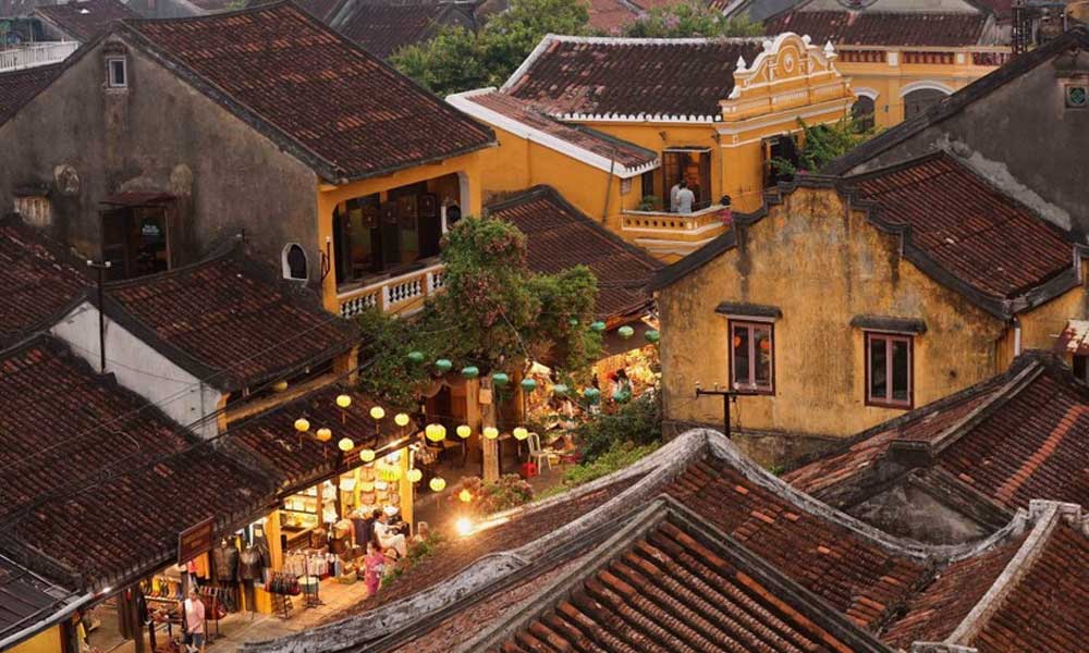 Mid-autumn festival glows in Hoi An ancient town