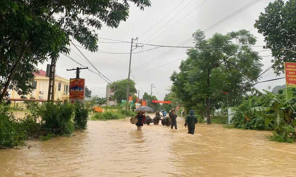 Army deploys helicopters to bring relief aid to flood-ravaged Lang Son province