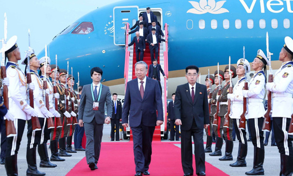 Party leader sets foot in Pyongyang for state visit to DPRK