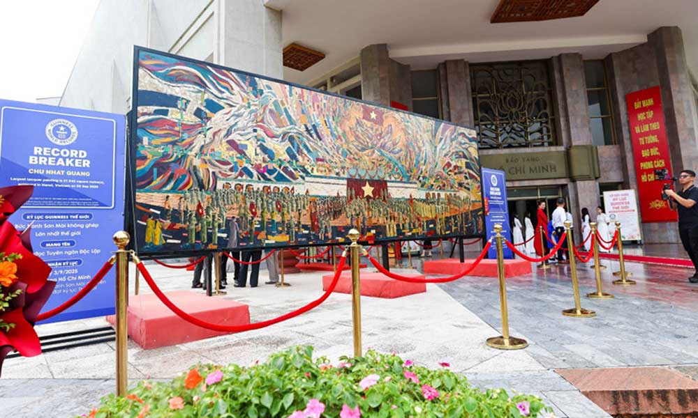 Lacquer painting depicting President Ho Chi Minh sets Guinness World Record