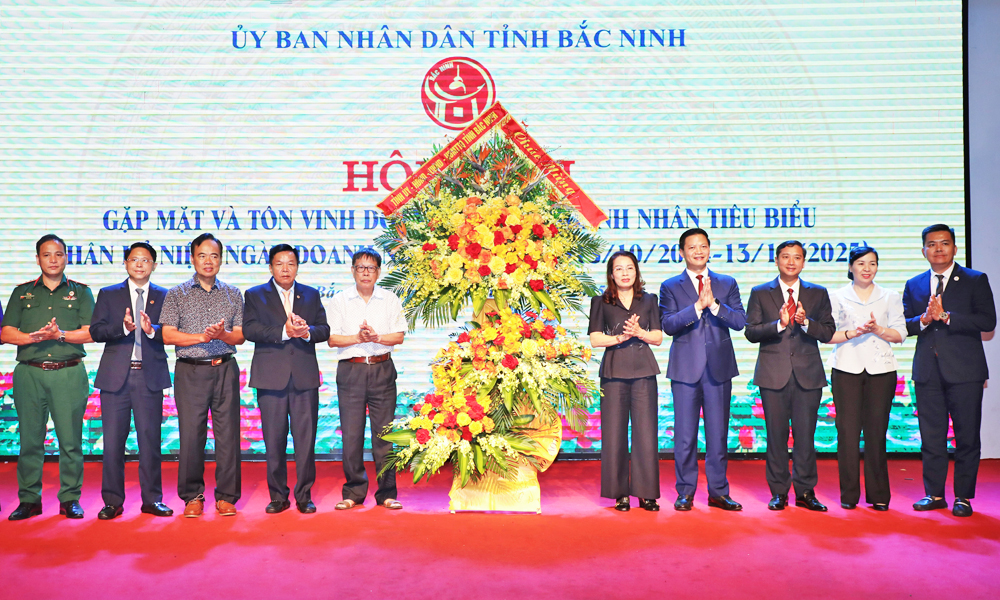 Bac Ninh leaders meet, honour outstanding businesses, entrepreneurs