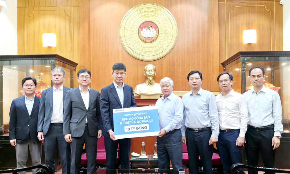 Samsung Vietnam donates 10 billion VND to support flood victims