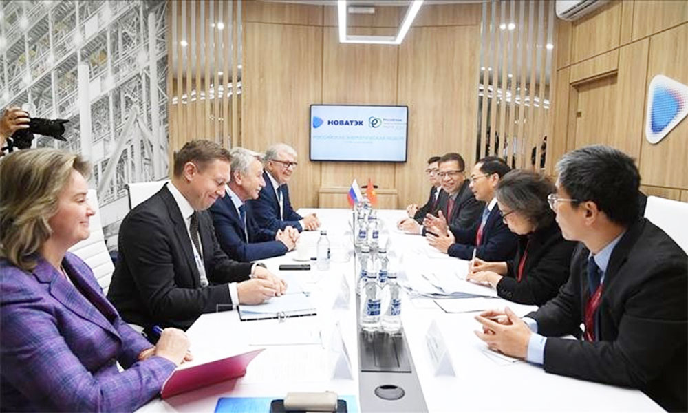 Deputy PM meets with Russian counterpart, receives leaders of Russian enterprises in Moscow