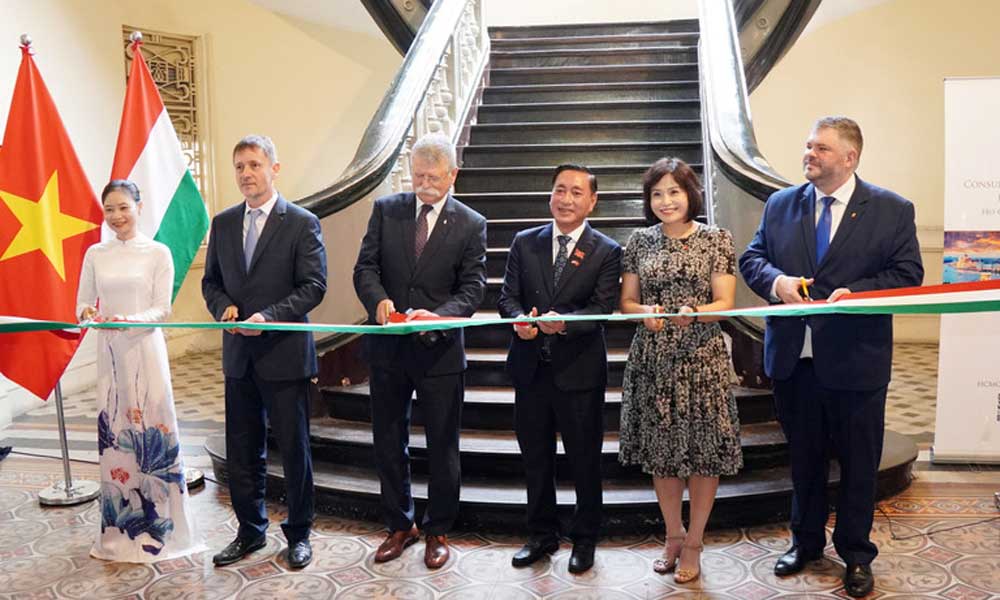 Top Hungarian legislator attends photo exhibition on HCM City