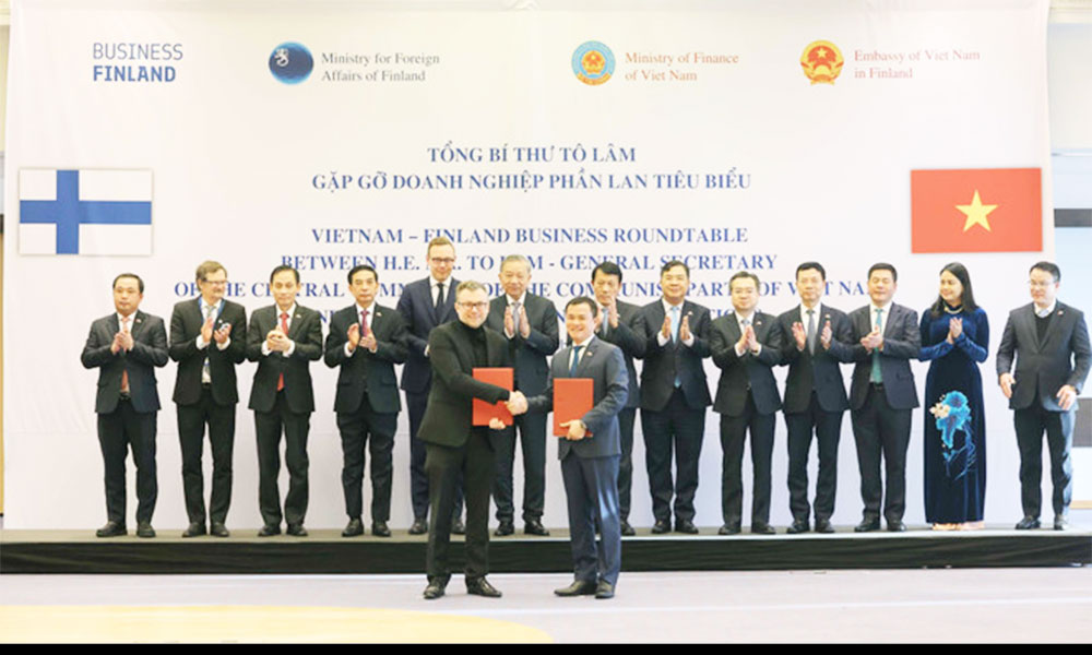 Vietnamese Party chief meets with representatives of leading Finnish firms