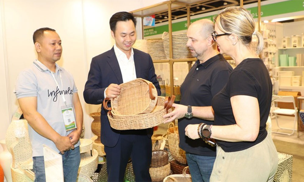 Vietnamese handicrafts impress visitors to Mega Show Hong Kong 2025