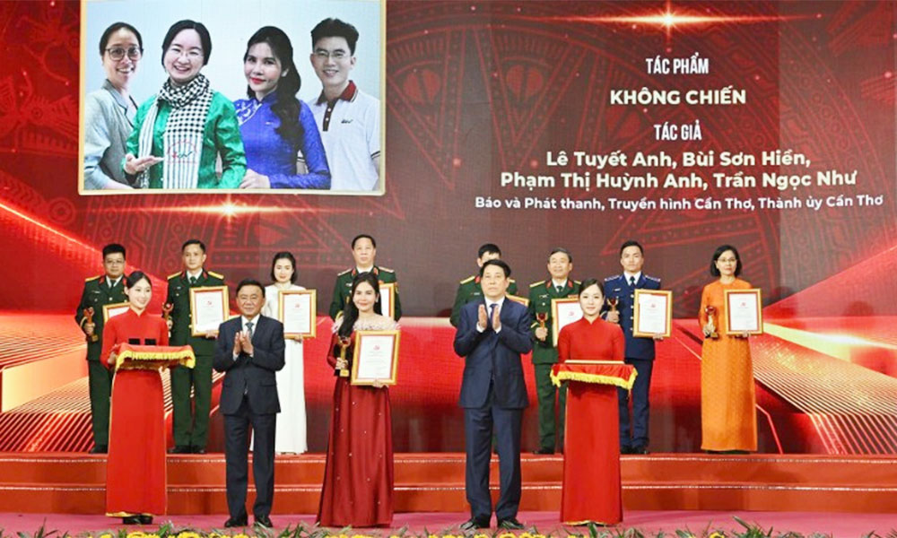 President attends award ceremony for 5th national writing contest on safeguarding Party’s ideological foundations