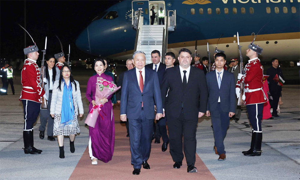 Vietnamese Party chief lands in Bulgaria to bolster ties