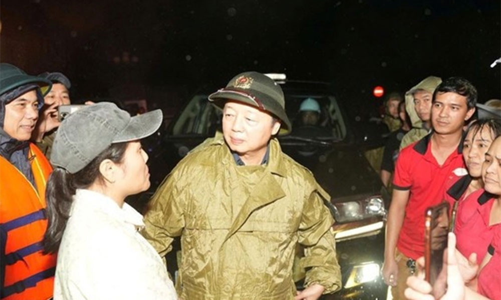 Deputy PM inspects flood response efforts in Hue