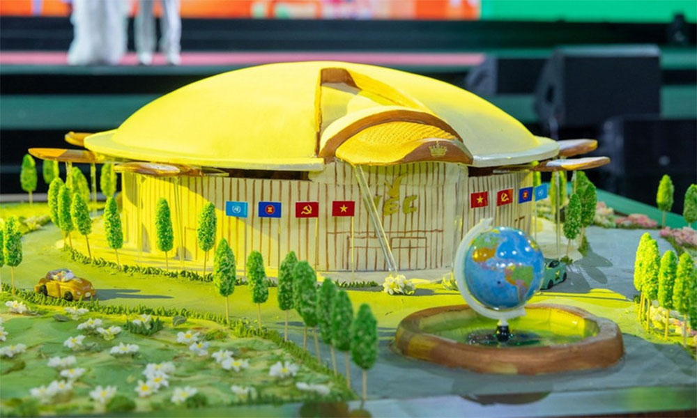 Sticky rice- and bean-made Vietnam Exposition Centre model sets record