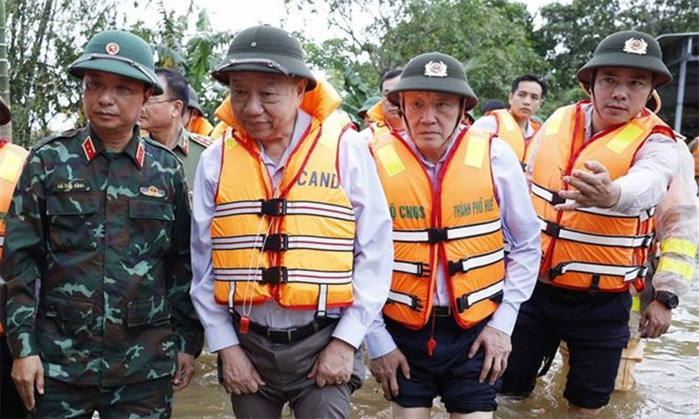 Party chief visits flood-hit Hue city