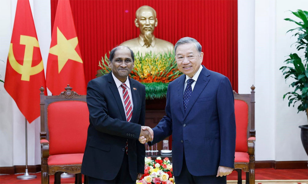 Party chief congratulates Singaporean ambassador on successful tenure