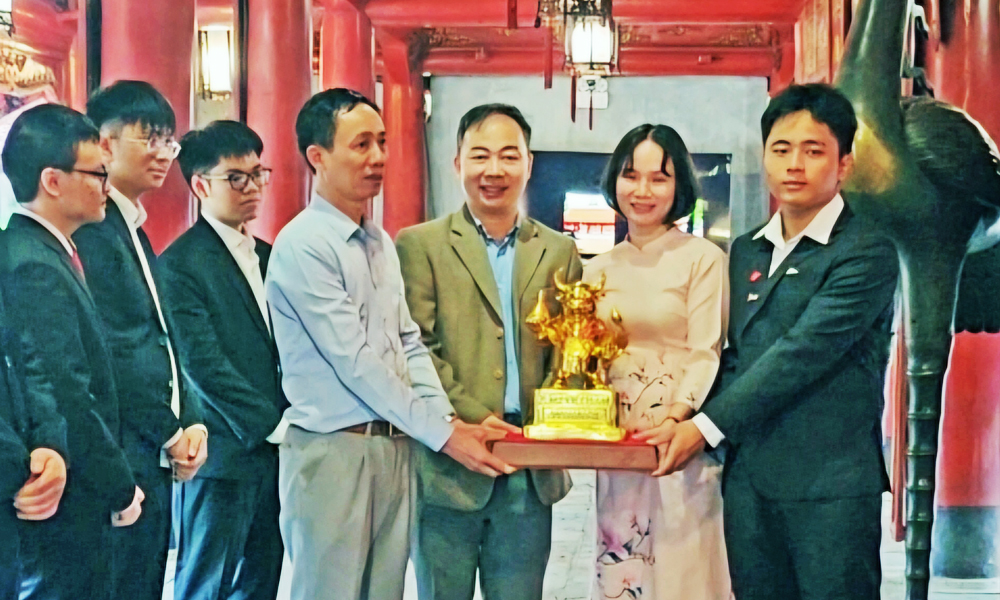 Bac Ninh High School for the Gifted receives “Golden Buffalo” mascot