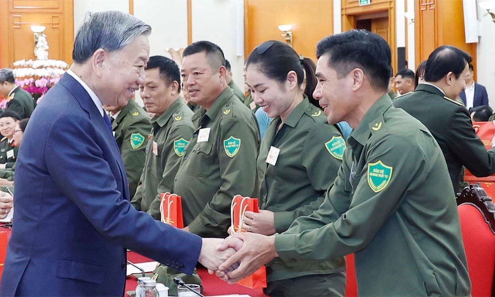 Party chief meets with outstanding individuals joining grassroots security and order protection