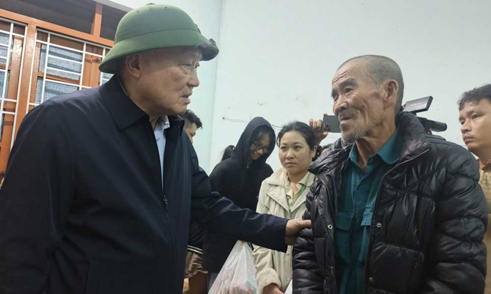 Standing Deputy PM visits flood-affected residents in Dak Lak