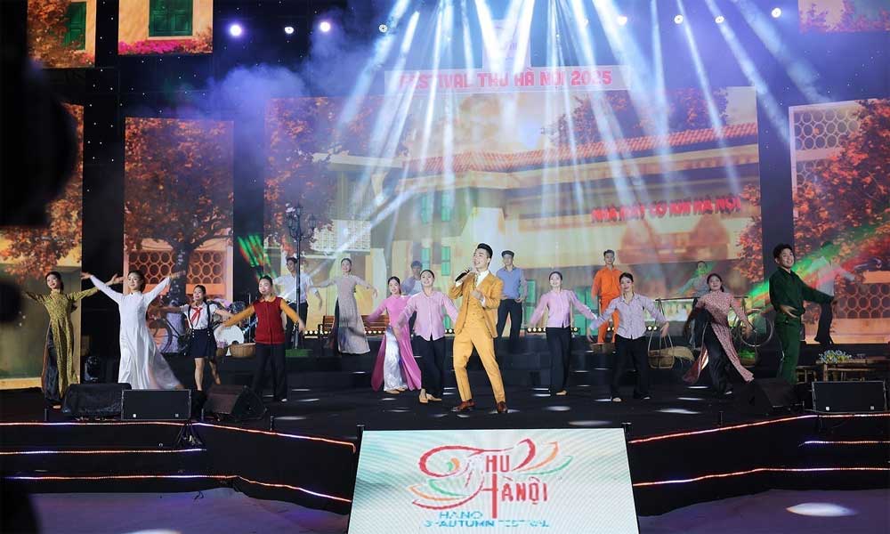 Hanoi Autumn Festival 2025 draws visitors with 150 booths, new experiences