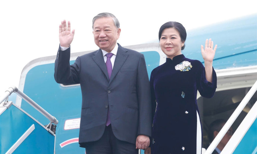 Party chief leaves Hanoi for state visit to Laos