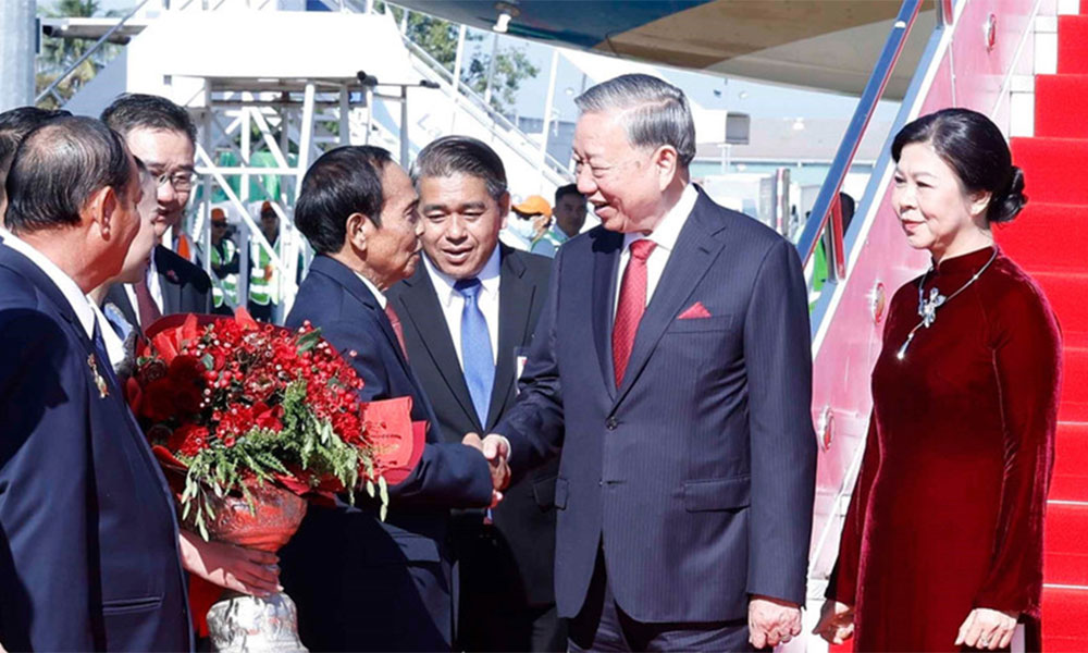 Party General Secretary arrives in Vientiane for state visit to Laos