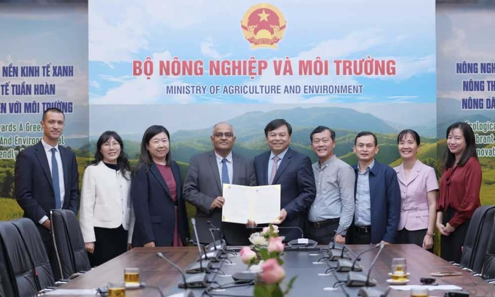 ADB announces 2 million USD emergency aid for flood-hit central Vietnam