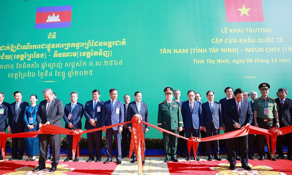 Vietnamese, Cambodian PMs inaugurate Tan Nam - Meun Chey int’l border gate pair