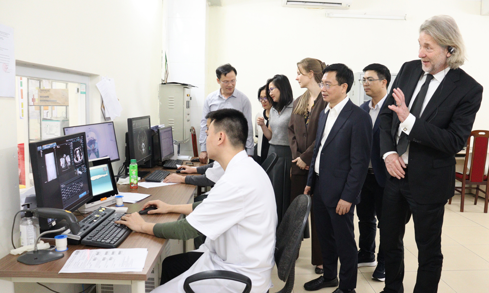 Swedish specialists work with Bac Ninh Health Department on IT application and digital transformation