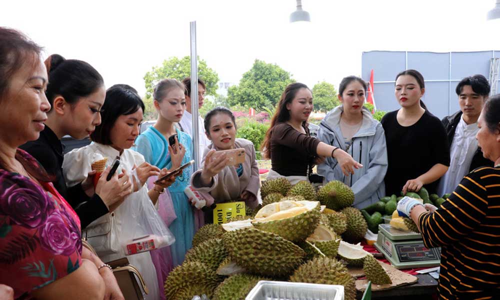 Over 300 enterprises gather at Vietnam–China trade and tourism fair in Quang Ninh