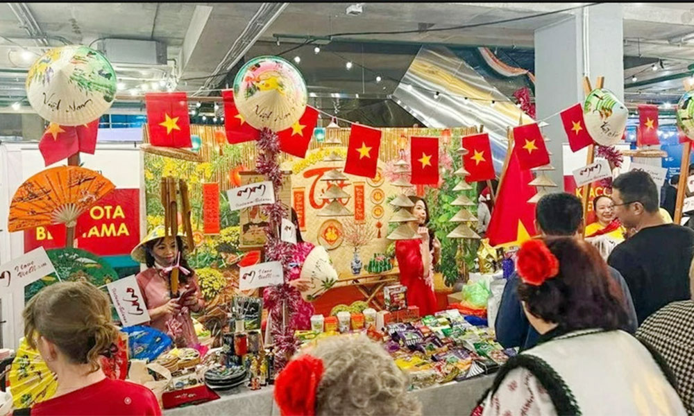 Vietnamese goodwill shines at Minsk International Charity Christmas Fair 2025