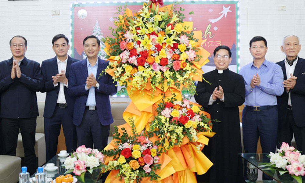 Bac Ninh provincial leader extends Christmas greetings to Bac Giang parish 