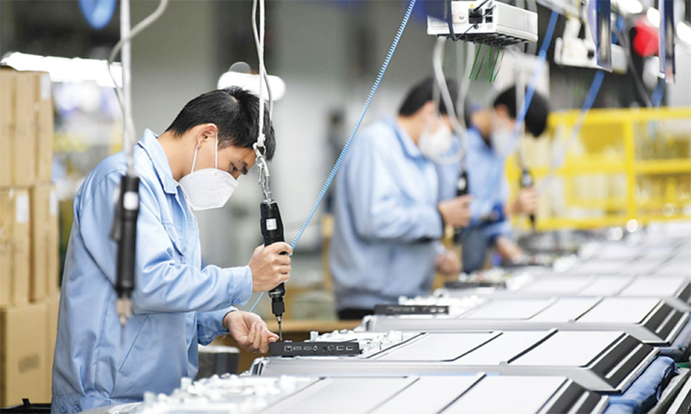 Tax authority budget revenue exceeds 2 quadrillion VND for the first time